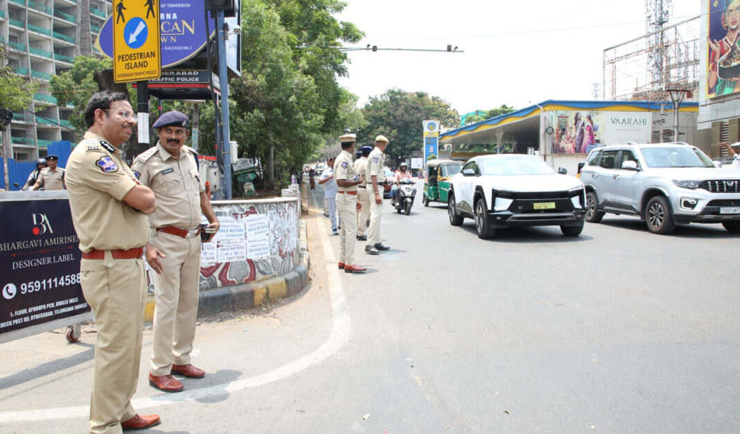VC సజ్జనార్ KBR పార్క్ దగ్గర వన్-వే ట్రాఫిక్ ట్రయల్ని తనిఖీ చేశారు
– PARAHUSHAR NEWS