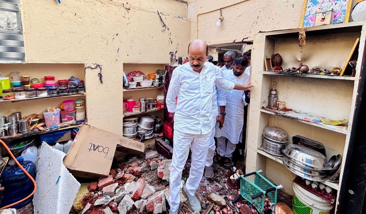 సంగారెడ్డిలో రెండు ఎల్పీజీ సిలిండర్ పేలుళ్లు, నలుగురికి గాయాలు