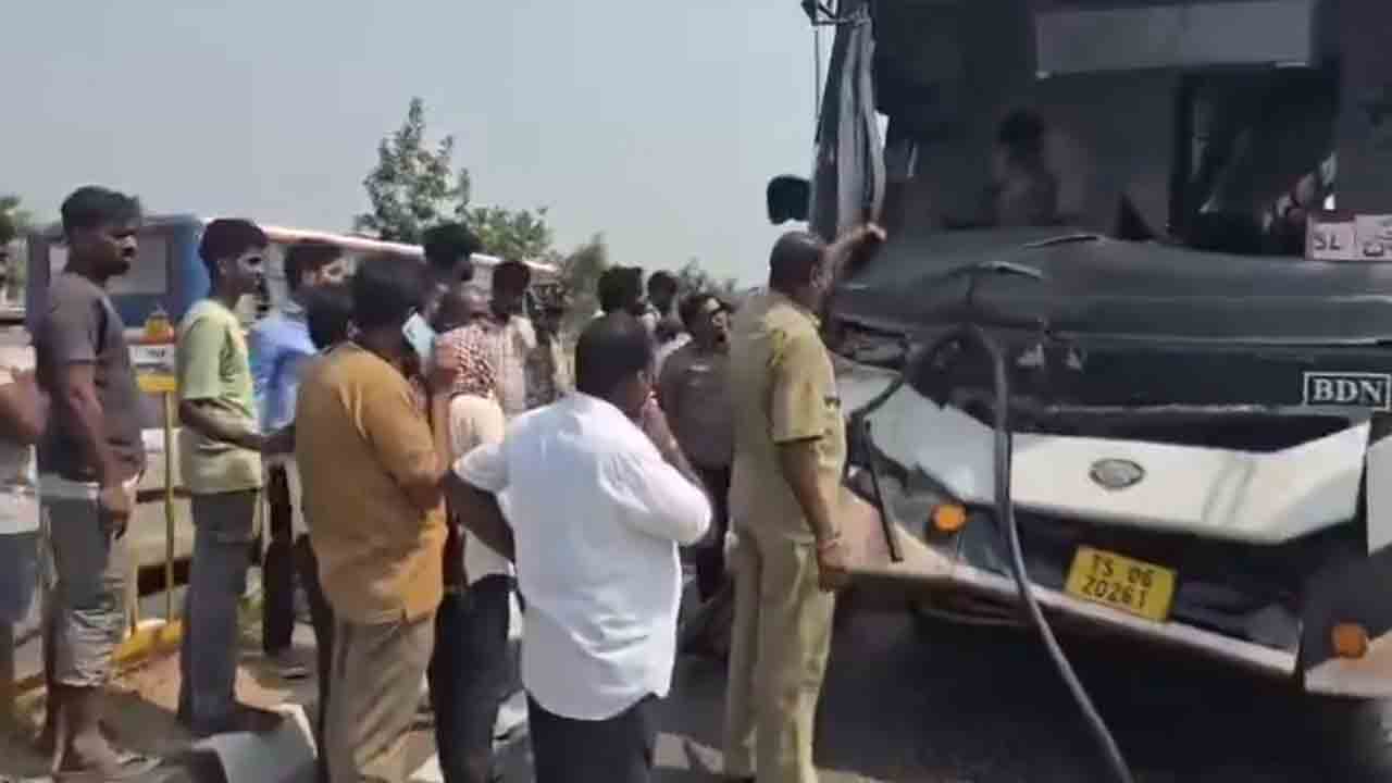 Medak | Serious road accident in Medak district.. 30 people seriously injured