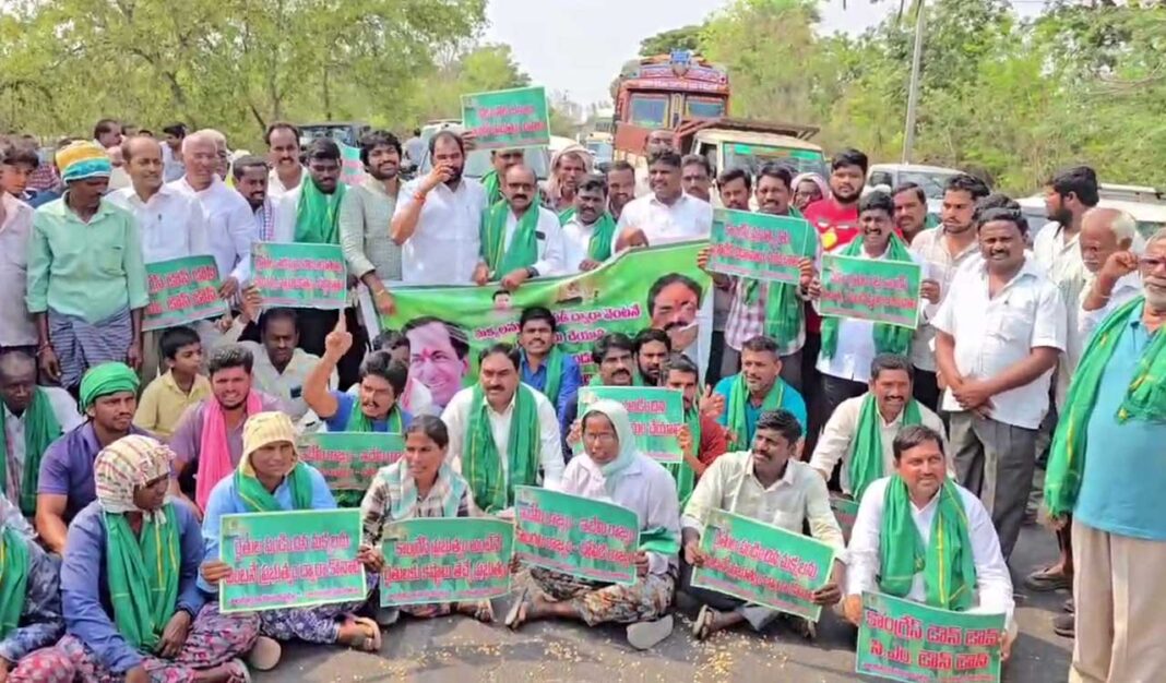 వరంగల్‌లో మొక్కజొన్న కొనుగోళ్లలో జాప్యంపై రైతుల నిరసనలో మాజీ మంత్రి దయాకర్‌రావు పాల్గొన్నారు
