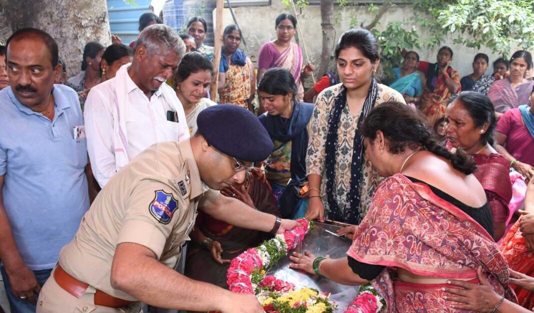 నారాయణఖేడ్లో కోస్తాలే అంత్యక్రియలకు హాజరైన సంగారెడ్డి ఎస్పీ
– PARAHUSHAR NEWS