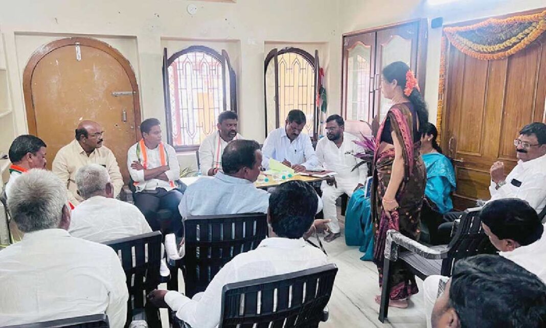 ఐక్యంగా ఉండాలని డిసిసి అధ్యక్షుడు పిలుపునిచ్చారు
– PARAHUSHAR NEWS