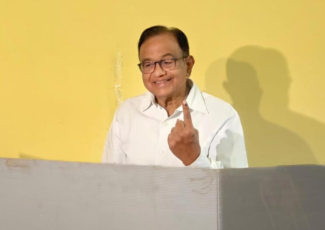 కేంద్ర మాజీ మంత్రి పి చిదంబరం శివగంగలో ఓటు వేశారు
– PARAHUSHAR NEWS