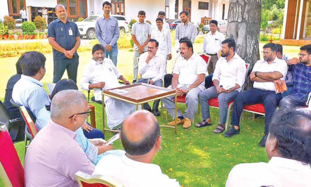 డిస్కమ్ ప్రైవేటీకరణ లేదు, ఉద్యోగులకు భట్టి హామీ ఇచ్చారు
– PARAHUSHAR NEWS