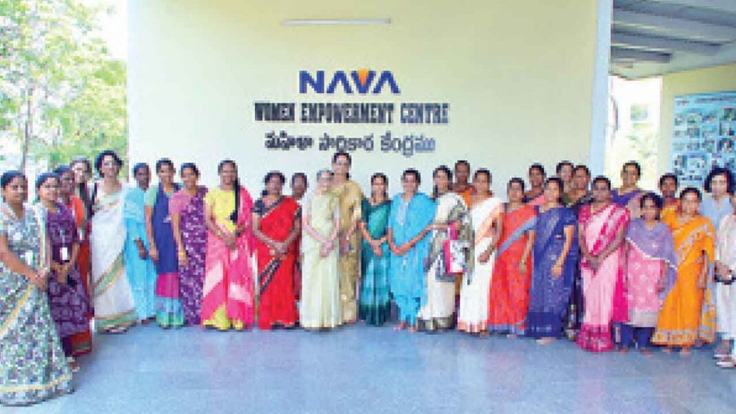 నవ మహిళా సాధికారత కేంద్రంలో సర్టిఫికెట్లు పంపిణీ చేశారు
