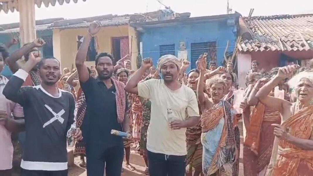 బాక్సైట్ తవ్వకాలకు వ్యతిరేకంగా ఒడిశాలో జరిగిన నిరసనల మధ్య జరిగిన ఘర్షణలో పలువురు గ్రామస్తులు, పోలీసు సిబ్బంది గాయపడ్డారు
– PARAHUSHAR NEWS