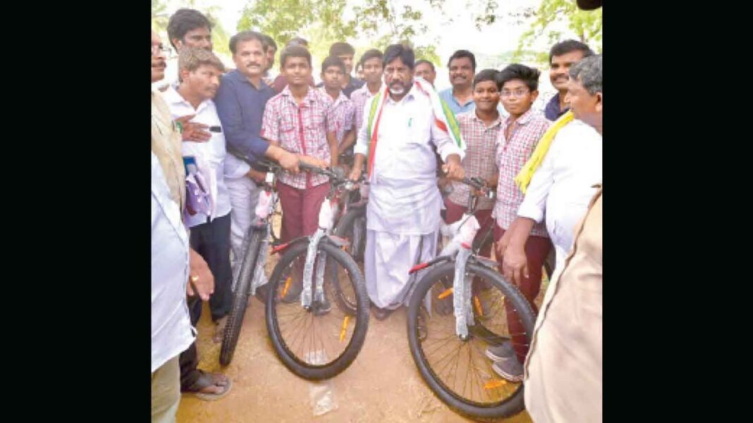 భట్టి పాఠశాల విద్యార్థులకు సైకిళ్లను పంపిణీ చేశారు
– PARAHUSHAR NEWS