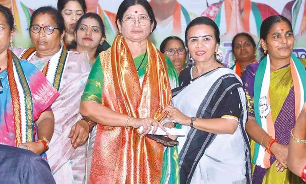 మహిళలు రాజకీయాల్లోకి రావాలని ఎర్రబెల్లి స్వర్ణ కోరారు
