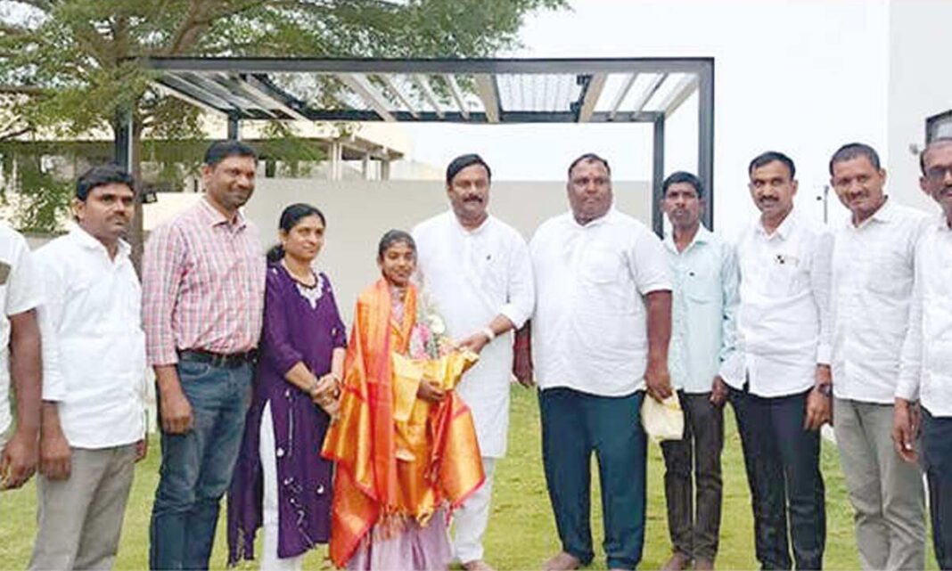 యువ వారణ్య స్టెప్పుల మంచు సింఫొనీ
