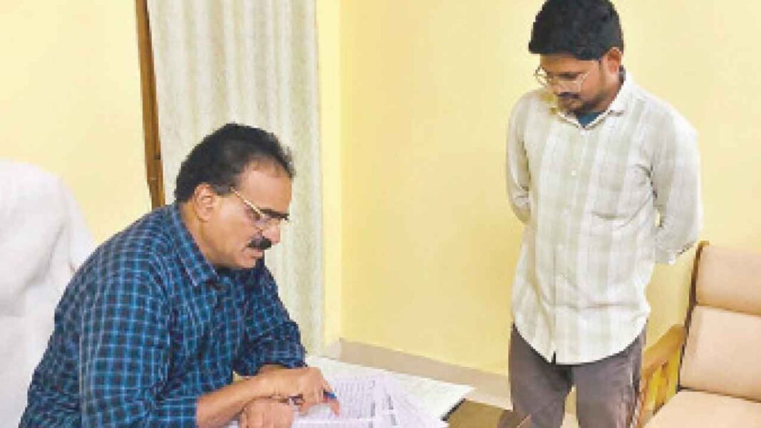 రాయల గోడౌన్లను ఆకస్మికంగా తనిఖీ చేశారు
– PARAHUSHAR NEWS