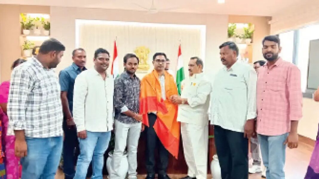 రైస్ మిల్లర్లు డీసీని కలిశారు
