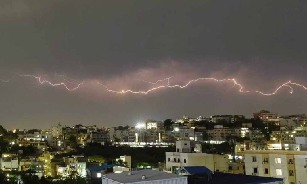 హైదరాబాద్‌లో ఆకస్మిక వాతావరణ మార్పు; సమీప జిల్లాల్లో వర్షాలు కురిసే అవకాశం ఉంది

