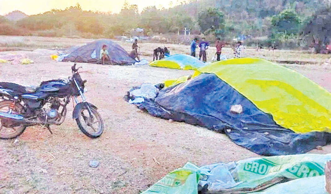 ఖమ్మం, కొత్తగూడెంలో నిల్వ సంక్షోభంతో మొక్కజొన్న రైతులు తీవ్రంగా నష్టపోయారు

