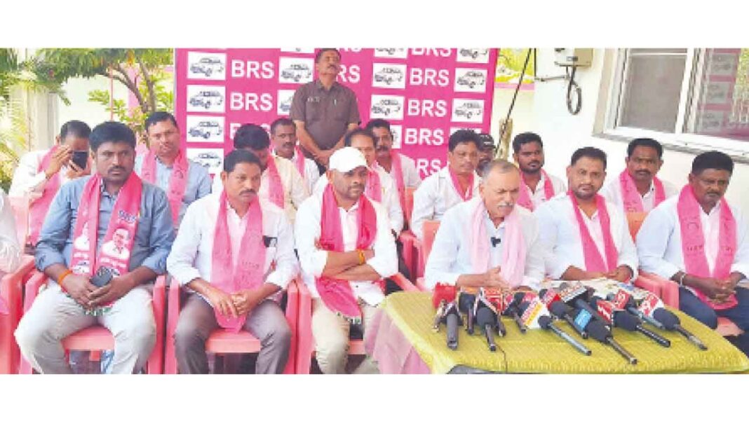 ధాన్యం కొనుగోళ్ల ఆలస్యంపై ప్రభుత్వంపై గండ్ర మండిపడ్డారు
