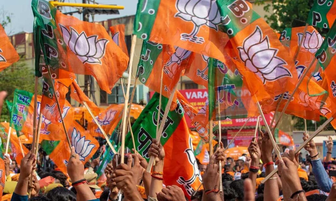 2026 ఎన్నికలలో BJP చారిత్రాత్మక బెంగాల్ విజయాన్ని నమోదు చేసింది; రాష్ట్రాలలో ప్రధాన రాజకీయ మార్పులు
– PARAHUSHAR NEWS