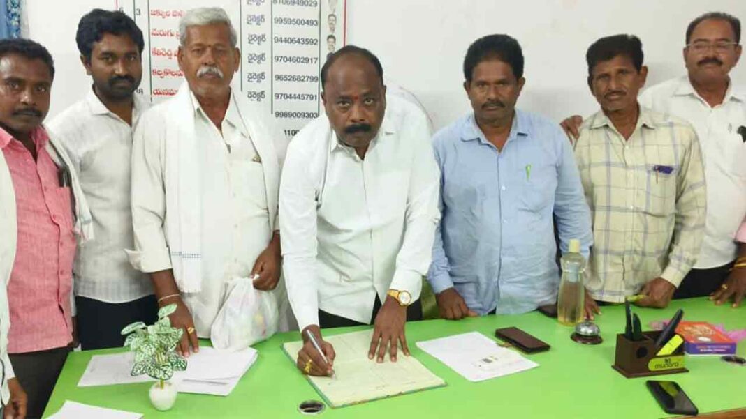 Irregularities in buying centres-Namasthe Telangana
– PARAHUSHAR NEWS