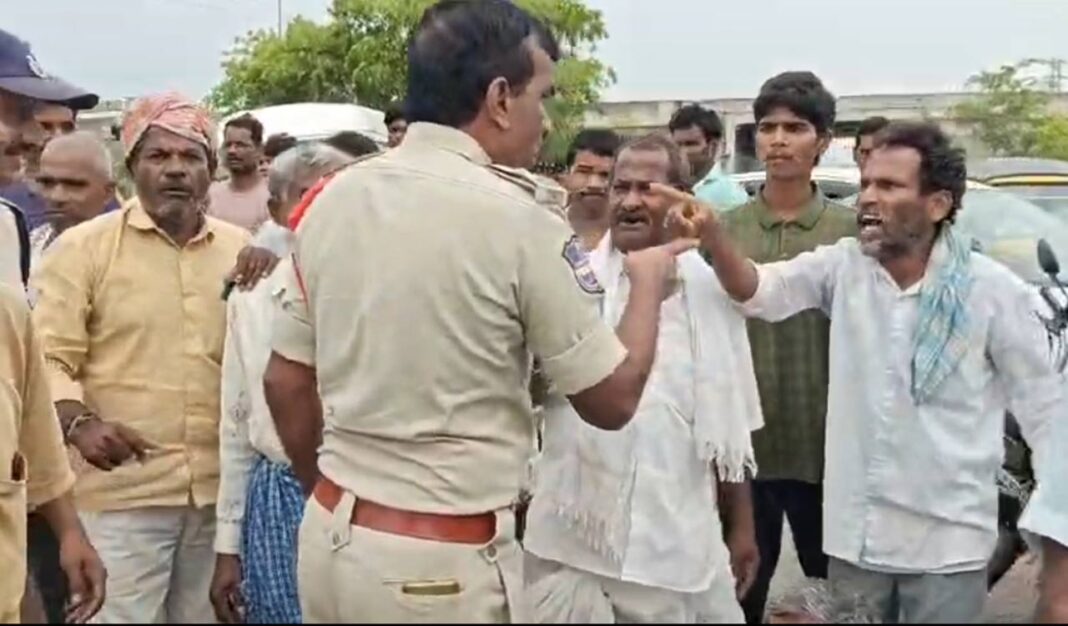 సంగారెడ్డిలోని కొనుగోలు కేంద్రాల్లో భారీ వర్షానికి వరి పంటకు నష్టం వాటిల్లింది
