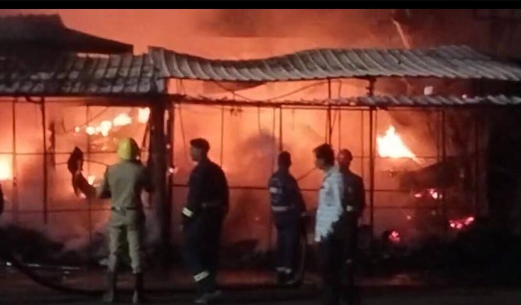 కరీంనగర్లోని తిరుమల థియేటర్లో అగ్నిప్రమాదం, ఆస్తి నష్టం
– PARAHUSHAR NEWS