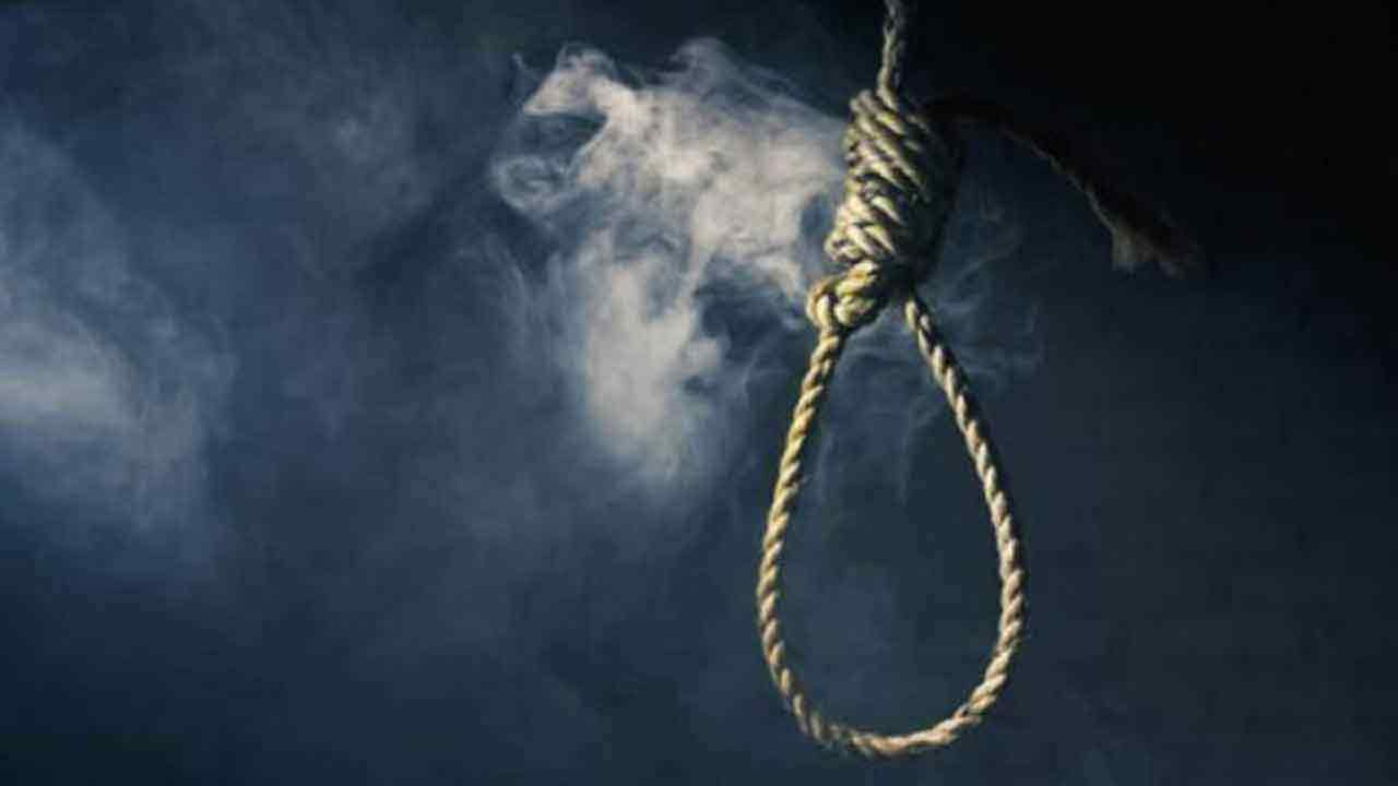 Unable to bear the pressure, the student commits suicide