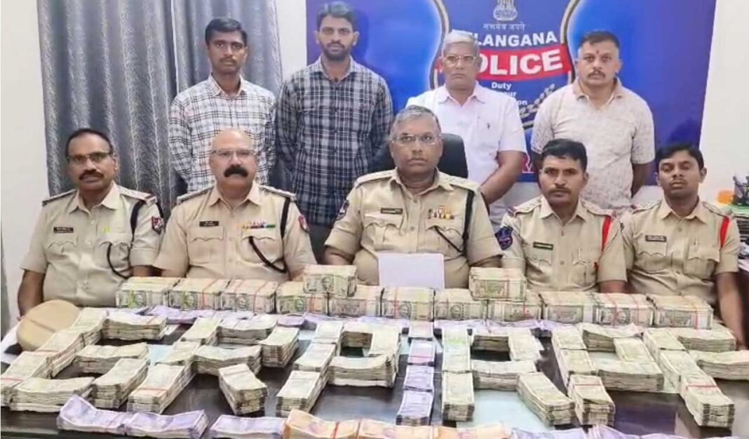 సికింద్రాబాద్లో దేవగిరి ఎక్స్ప్రెస్లో ప్రయాణీకుల నుంచి రూ.1.22 కోట్ల హవాలా డబ్బును జీఆర్పీ, ఆర్పీఎఫ్ స్వాధీనం చేసుకుంది.
– PARAHUSHAR NEWS