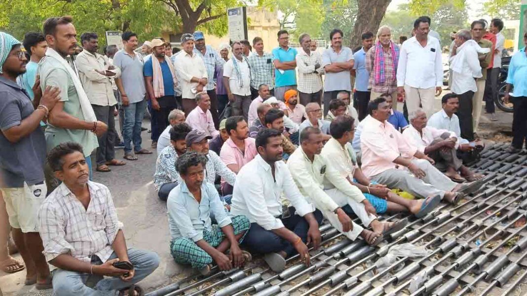 Karimnagar Farmers | Farmers’ concern over delay in purchase of pieces.. Karimnagar market committee gate closed and protest-Namasthe Telangana
– PARAHUSHAR NEWS