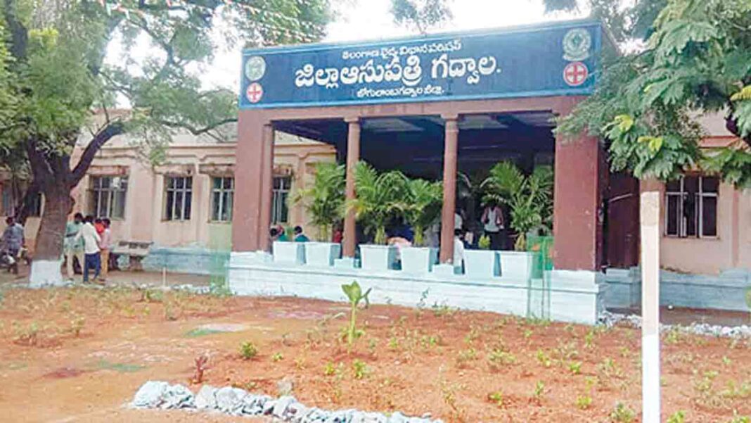 Pathetic conditions in Gadwala Govt Hospital. Dead body outside mortuary as freezers are not working-Namasthe Telangana
– PARAHUSHAR NEWS