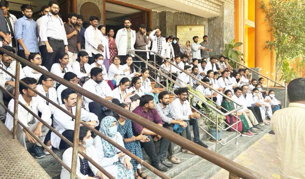 హైదరాబాద్: గాంధీ ఆస్పత్రిలో పీజీ వైద్యులపై దాడి ఘటనపై నిరసనలు వెల్లువెత్తాయి
– PARAHUSHAR NEWS