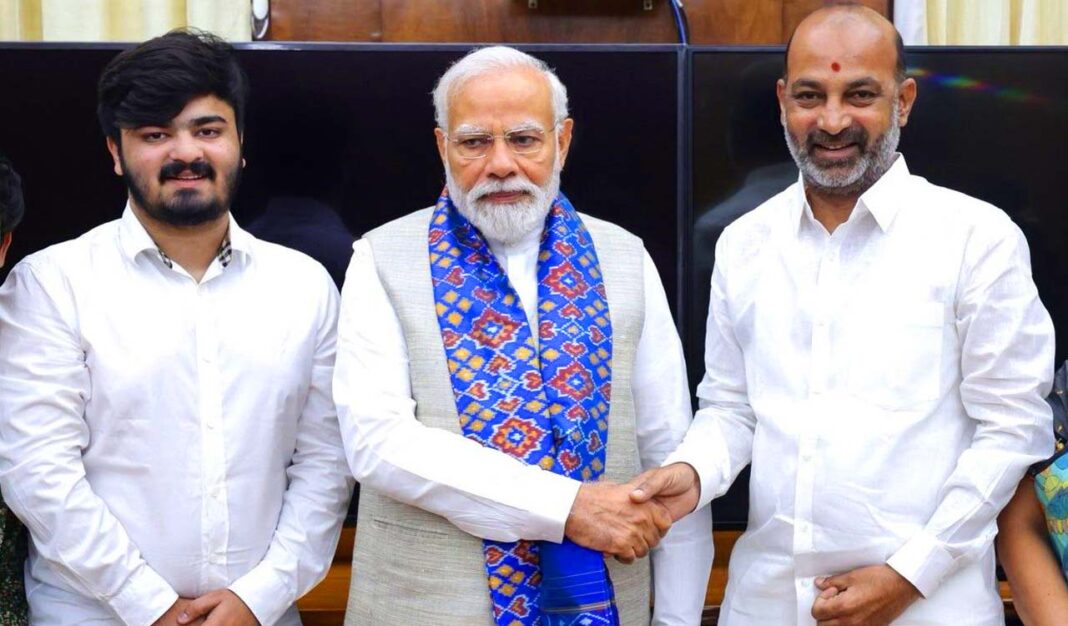 కుమారుడిపై పెట్టిన పోక్సో కేసును రాజకీయ పగతో కొట్టిపారేశాడు బండి సంజయ్
– PARAHUSHAR NEWS