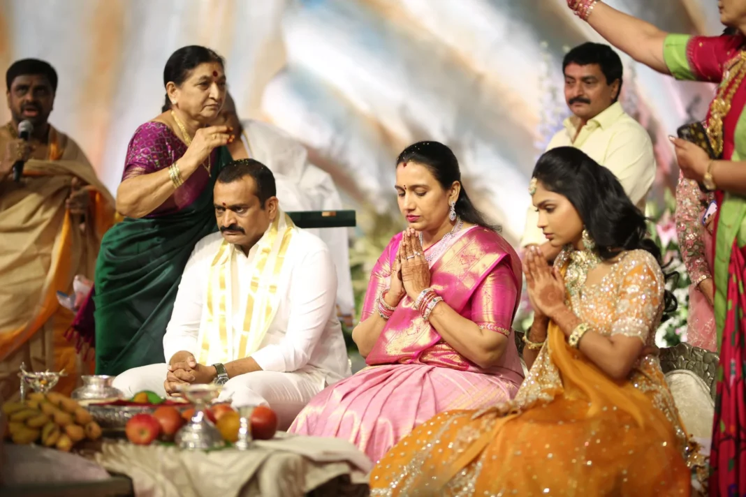 ఘనంగా బండ్ల గణేష్ కుమార్తె నిశ్చితార్థ వేడుక.. తరలి వచ్చిన సినీ రాజకీయ ప్రముఖులు!
– PARAHUSHAR NEWS