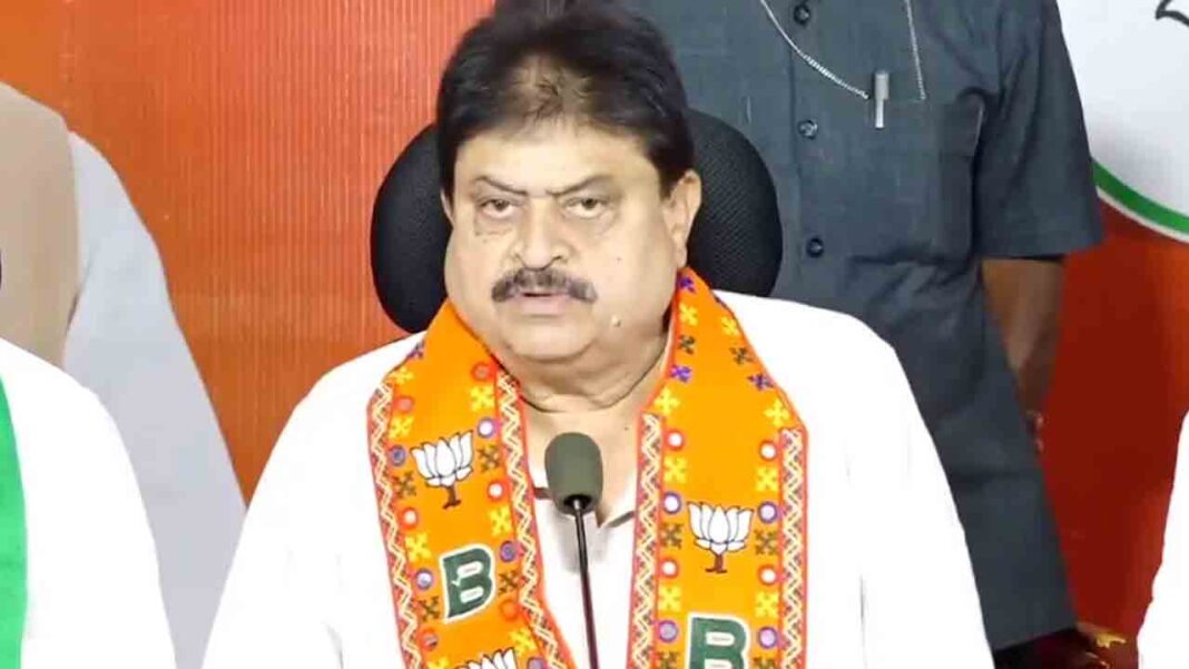 BJP Chief | What is the connection of ‘Bandi’ with the POCSO case?.. BJP chief sensational comments..!-Namasthe Telangana
– PARAHUSHAR NEWS