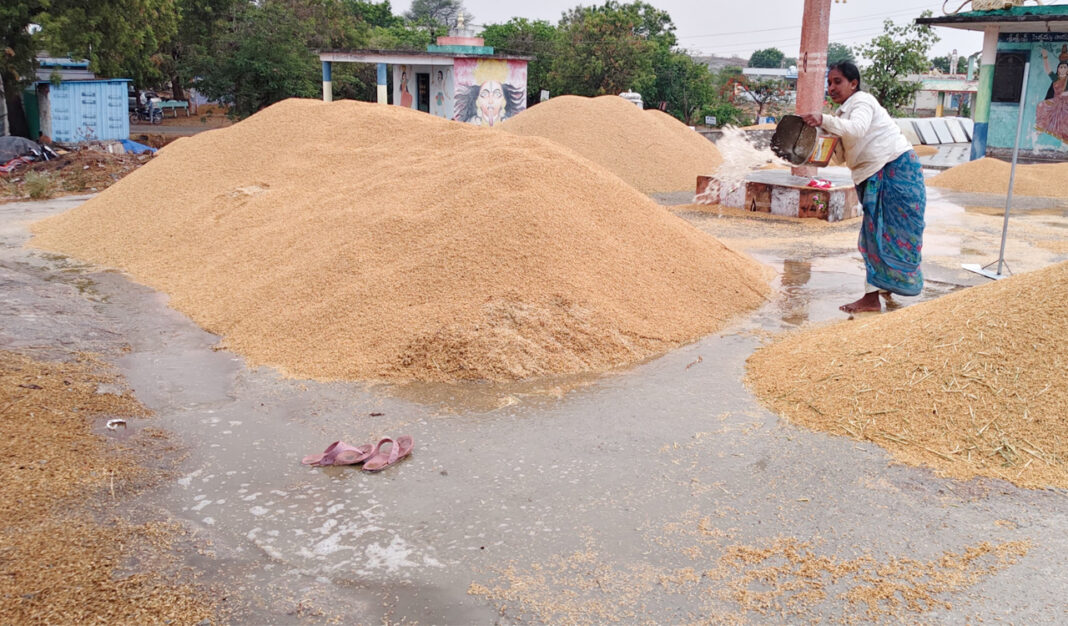 భారీ వర్షం, ఈదురు గాలులకు మహబూబ్నగర్లో అపార నష్టం వాటిల్లింది
– PARAHUSHAR NEWS