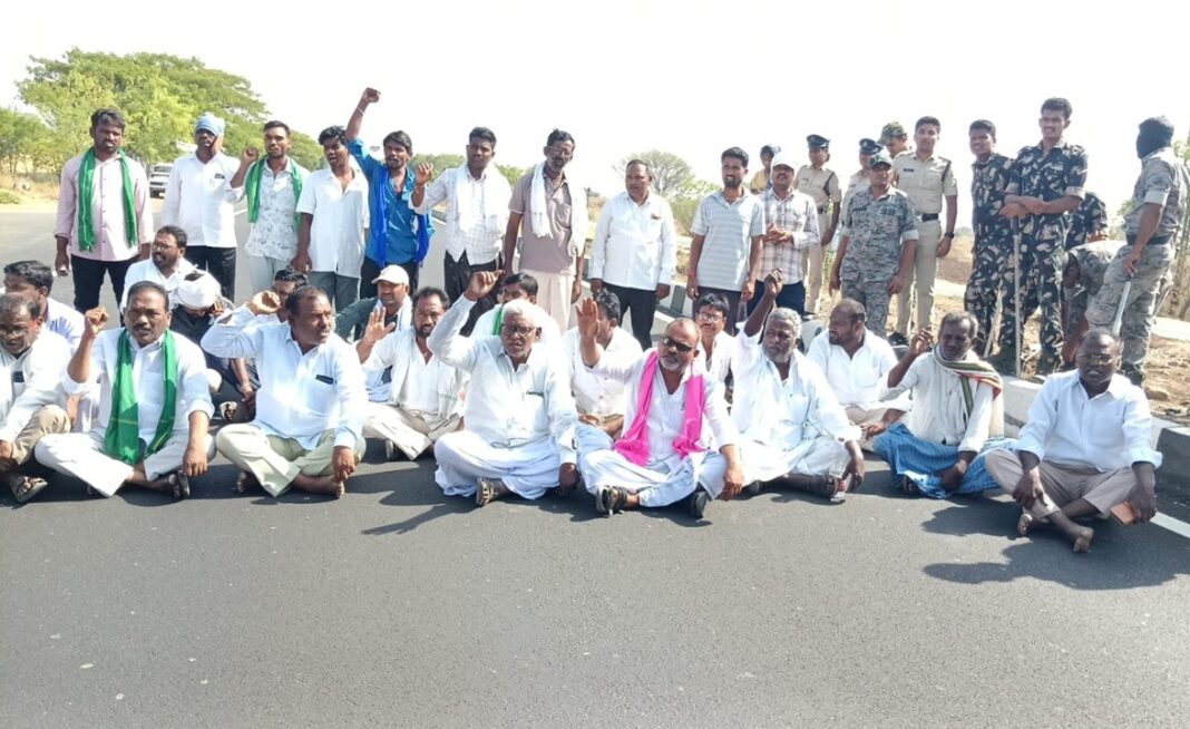 కొనుగోళ్లలో జాప్యంపై తెలంగాణ వ్యాప్తంగా రైతులు ఆందోళనలు ఉధృతం చేస్తున్నారు
– PARAHUSHAR NEWS