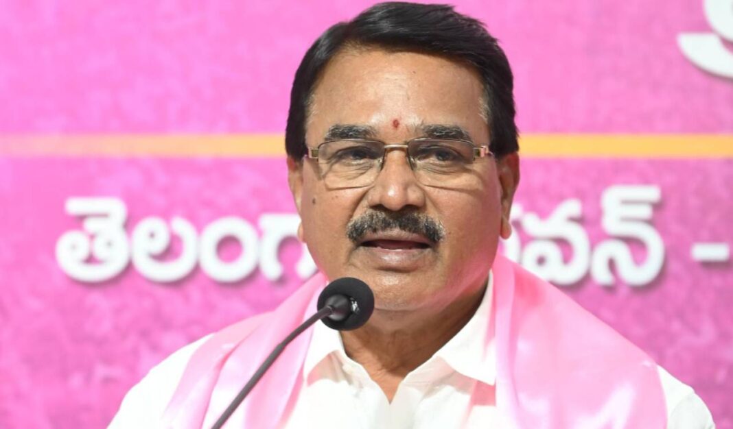 కొనుగోళ్లలో అవకతవకలు జరిగాయని నిరంజన్ రెడ్డి ఆరోపిస్తూ, వర్షాల వల్ల దెబ్బతిన్న వరికి ఎంఎస్‌పి ఇవ్వాలని డిమాండ్ చేశారు
