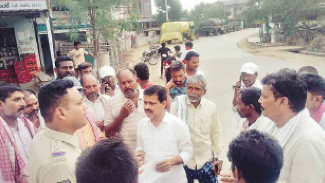 అధికారుల వేధింపులపై ఫిర్యాదు చేసిన రైతులు రోడ్డెక్కారు
– PARAHUSHAR NEWS