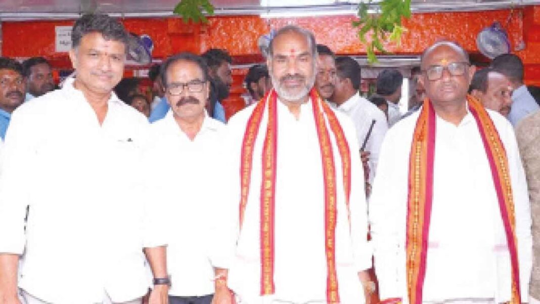 కొండగట్టు ఆంజనేయ స్వామి ఆలయాన్ని సందర్శించిన ప్రభుత్వ విప్ ఆది శ్రీనివాస్
– PARAHUSHAR NEWS