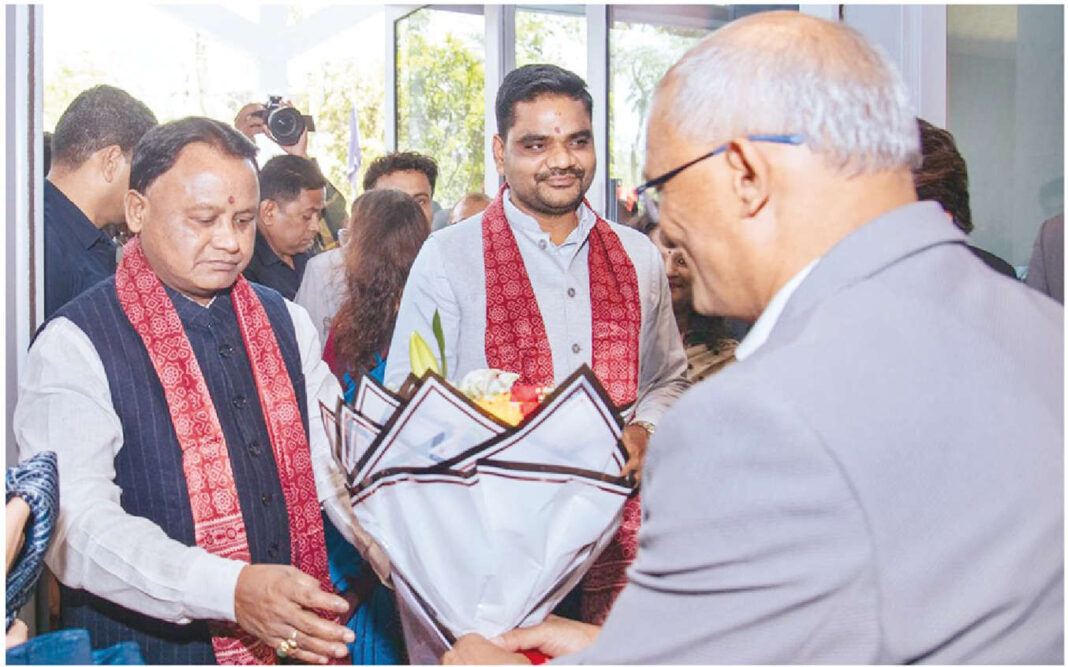 గుజరాత్‌లో 3 రోజుల వ్యాపార పర్యటనను ప్రారంభించిన సీఎం
