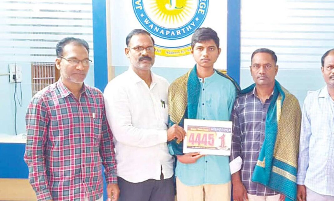 జాగృతి కళాశాల వనపర్తి జిల్లాలో అగ్రస్థానంలో నిలిచింది
– PARAHUSHAR NEWS