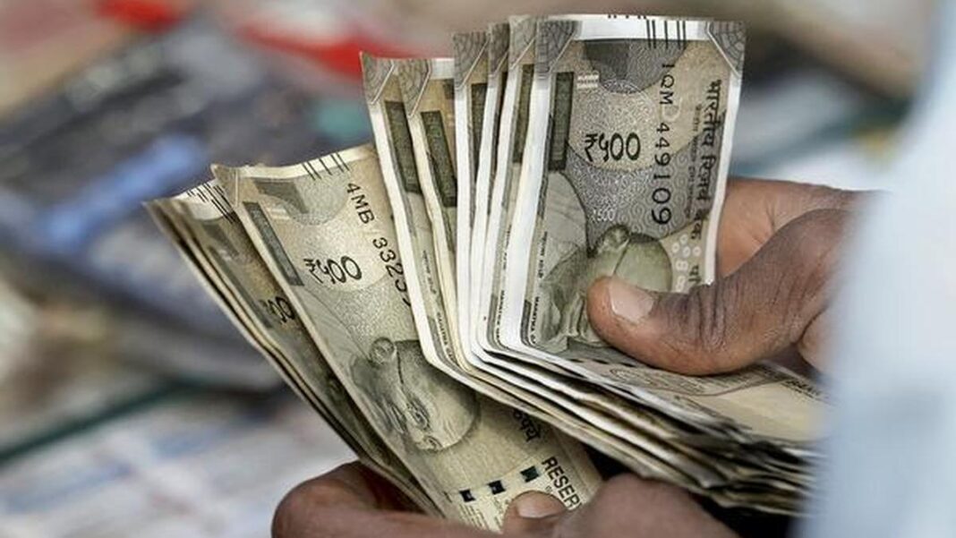 డాలర్‌తో రూపాయి మారకం విలువ 61 పైసలు పెరిగి 94.57 వద్ద ముగిసింది
