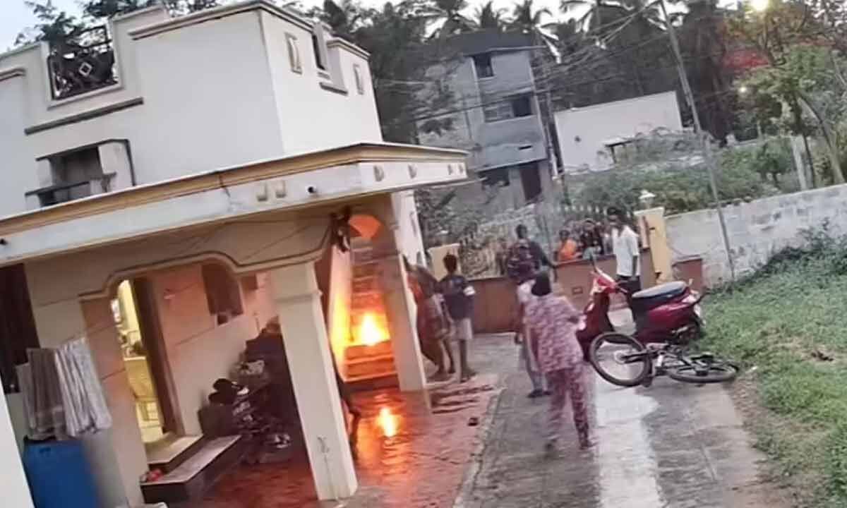 తిరస్కరించిన ప్రేమికుడు తమిళనాడులోని కోయంబత్తూరులో మహిళ ఇంటిపై కిరోసిన్ బాంబులు విసిరాడు
– PARAHUSHAR NEWS