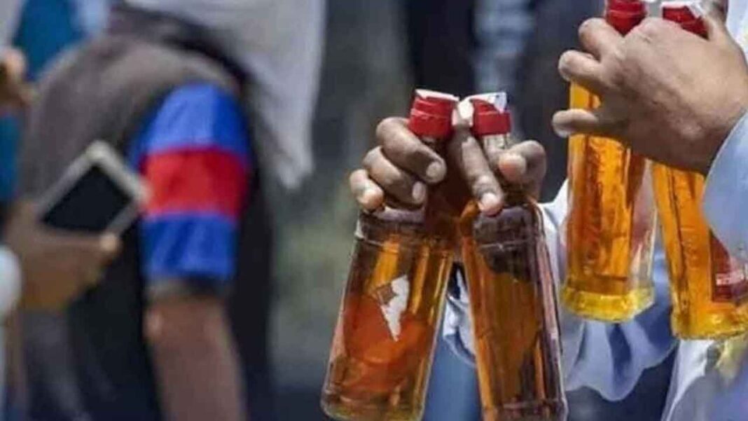 పూణేలో నకిలీ మద్యం వల్ల 12 మంది మృతి చెందారు

