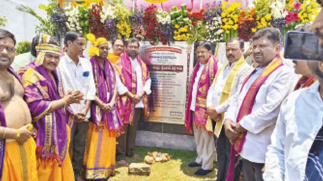ప్రభుత్వ విప్ యెన్నం హనుమాన్, గరుత్మంత విగ్రహాలను ప్రతిష్ఠించారు
