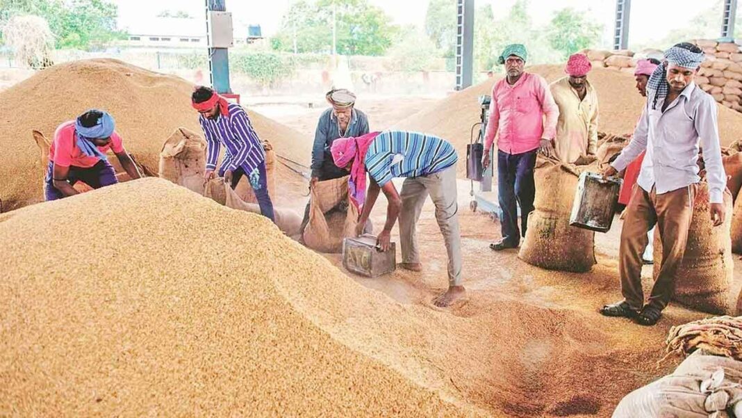 ప్రభుత్వ హామీలు ఉన్నప్పటికీ… వరి రైతులు కోతలను, కొనుగోలు కేంద్రాల వద్ద జాప్యాన్ని ఎదుర్కొంటున్నారు.
– PARAHUSHAR NEWS