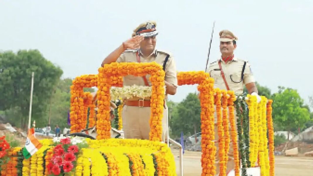 ఫ్యూచర్ సిటీ పోలీసులు పదవీ విరమణ చేసిన కమిషనర్ సుధీర్ బాబును సన్మానించారు
