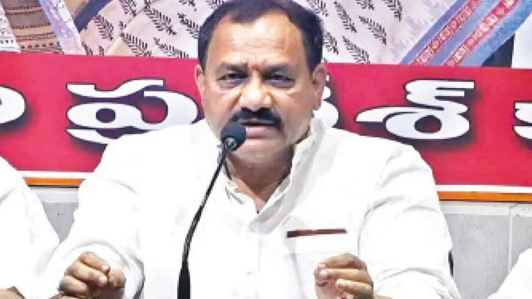 బండి కొడుకును కాపాడే ఉద్దేశం కాంగ్రెస్‌కు లేదని మహేష్ గౌడ్ అన్నారు
