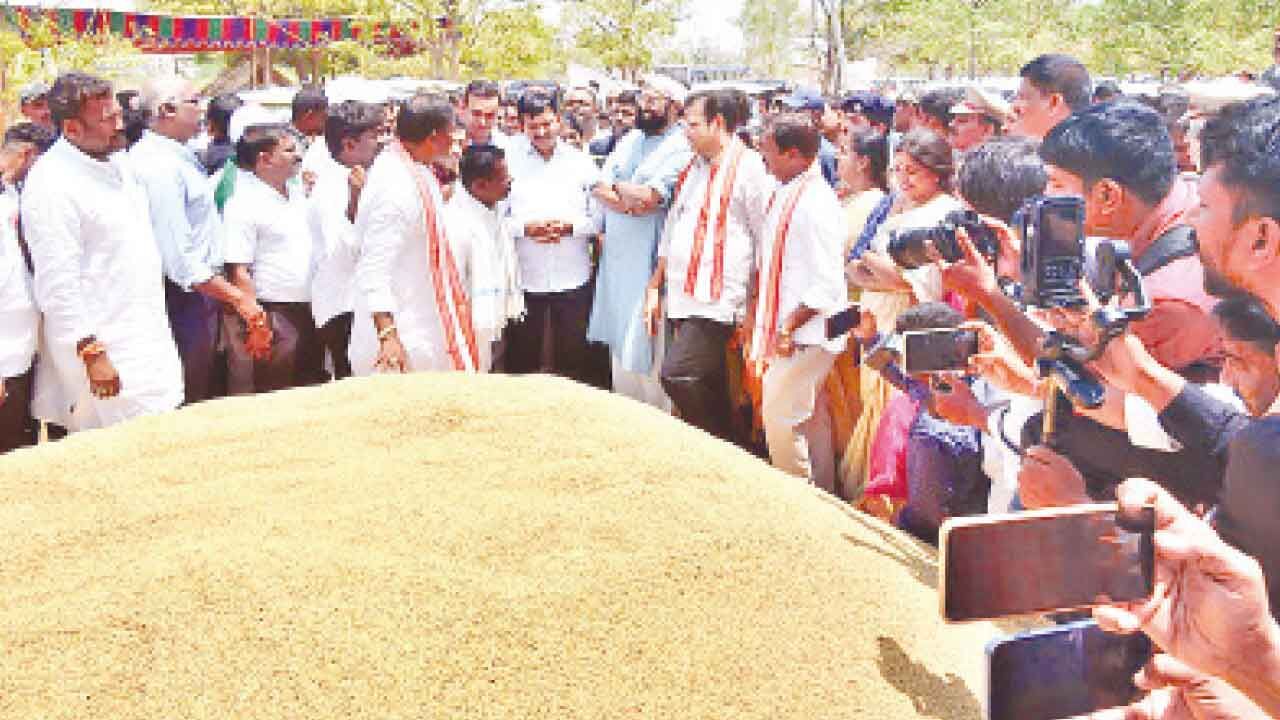 రాష్ట్రవ్యాప్తంగా కురిసిన వర్షానికి తడిసిన వరిపంటకు రైతులకు ఎంఎస్పీని ఉత్తమ్ హామీ ఇచ్చారు
– PARAHUSHAR NEWS