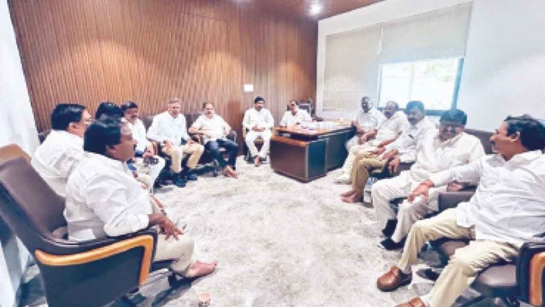 రైతులను ఆదుకునేందుకు బీఆర్‌ఎస్ వరి నిల్వలను వెంటనే ఎత్తివేయాలని డిమాండ్ చేశారు
