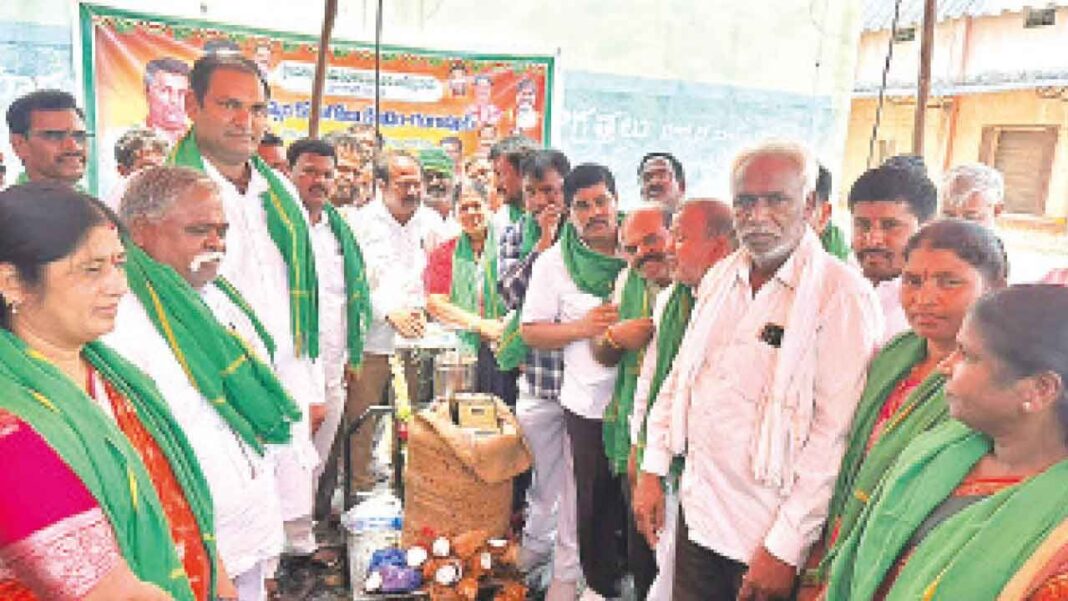 రైతులను మోసం చేసే వ్యాపారులపై కఠిన చర్యలు తీసుకుంటామని అనిరుధ్ హెచ్చరించారు
