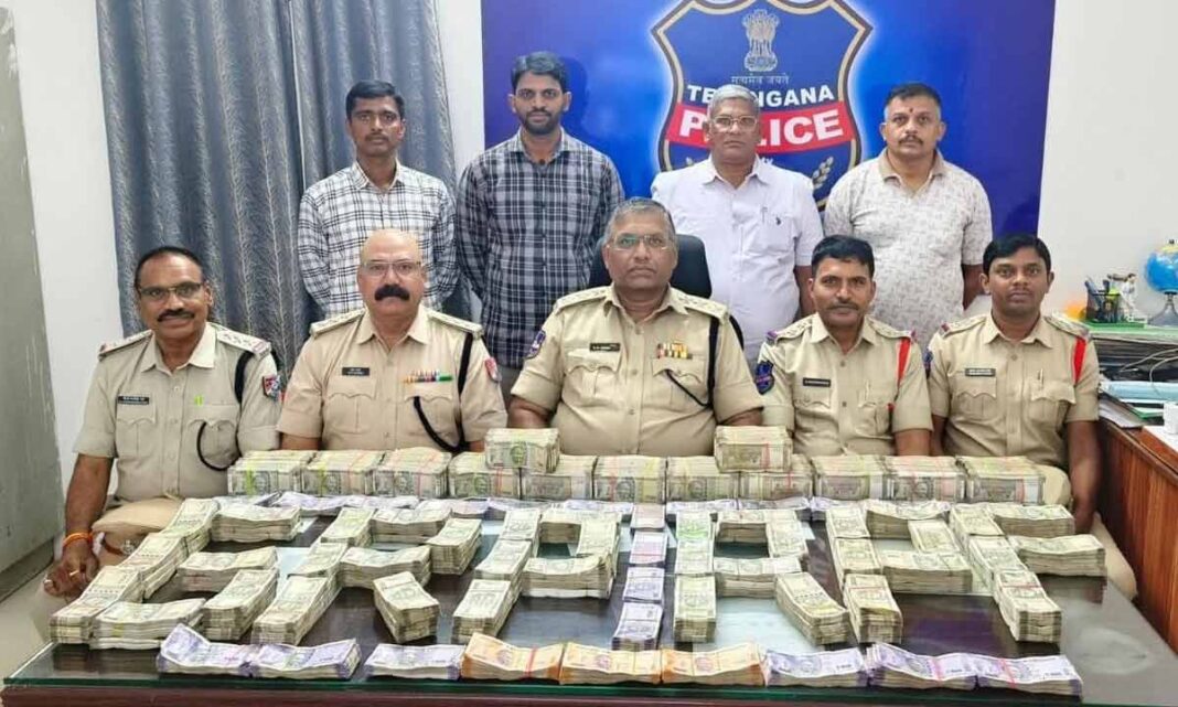 రైలులో ఓ వ్యక్తి నుంచి రూ.1.2 కోట్ల హవాలా నగదును సికింద్రాబాద్ రైల్వే పోలీసులు స్వాధీనం చేసుకున్నారు
– PARAHUSHAR NEWS