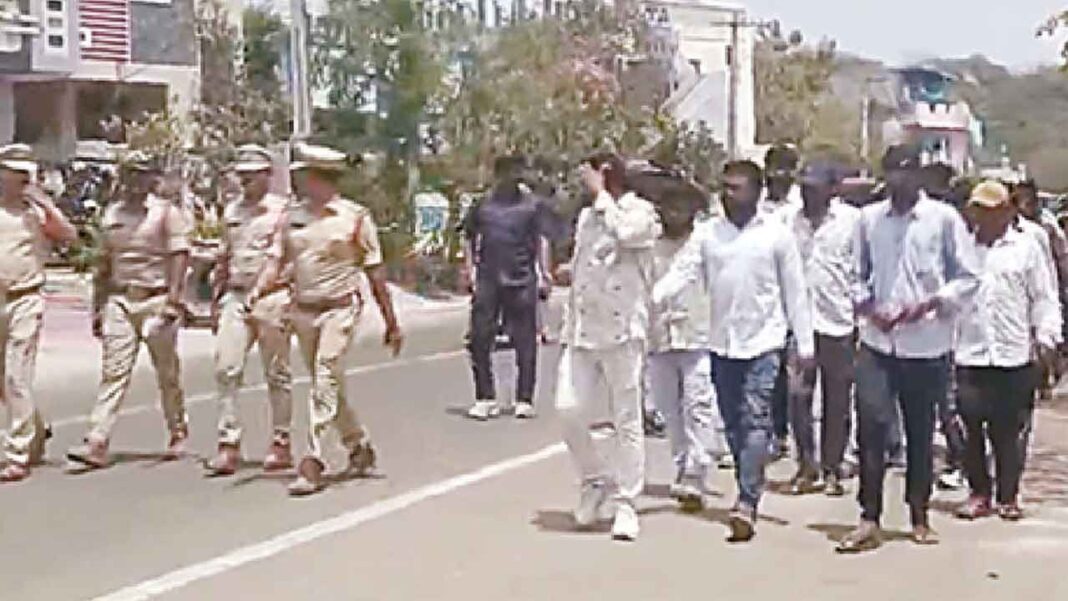 వరంగల్ పట్టణంలో పోలీసులు రౌడీ షీటర్లను వీధుల్లో పరేడ్ చేశారు
– PARAHUSHAR NEWS