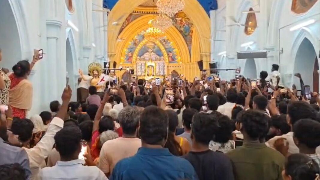 విజయ్ వేలంకన్ని సందర్శన రద్దు; బసిలికా లోపల మద్దతుదారులు 'TVK' అని నినాదాలు చేస్తున్న దృశ్యం వైరల్ అవుతుంది
